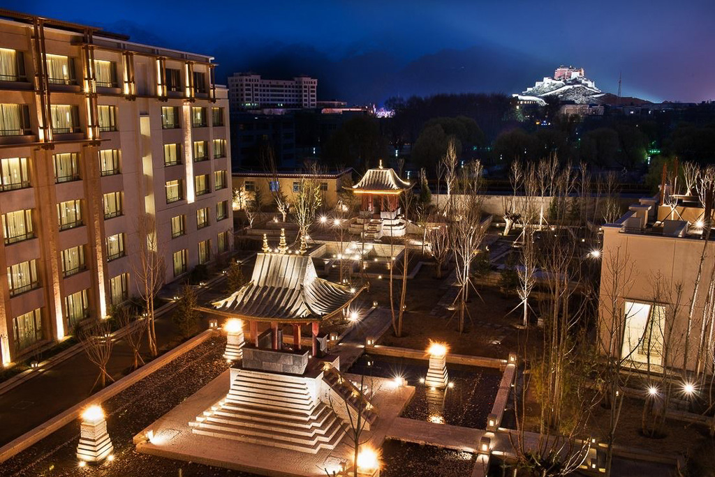 En s'installant à Lhasa, Shangri-La apporte le grand luxe à la chinoise au coeur du Tibet.
