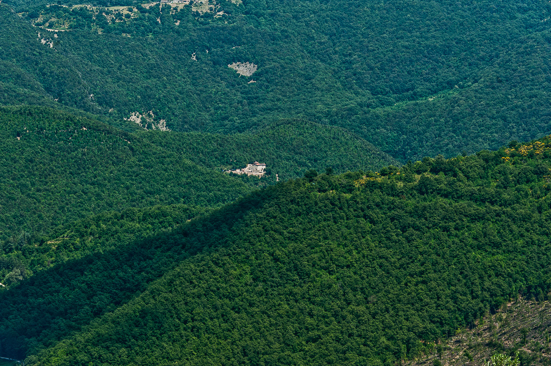 Vue aérienne de l'Eremito au coeur d'une réserve de 3000 hectares en Ombrie