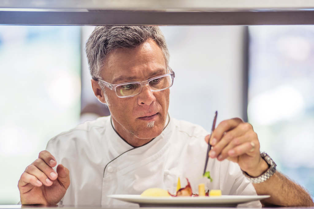 Le chef étoilé Marcus Lindner en action  | © The Alpina Gstaad