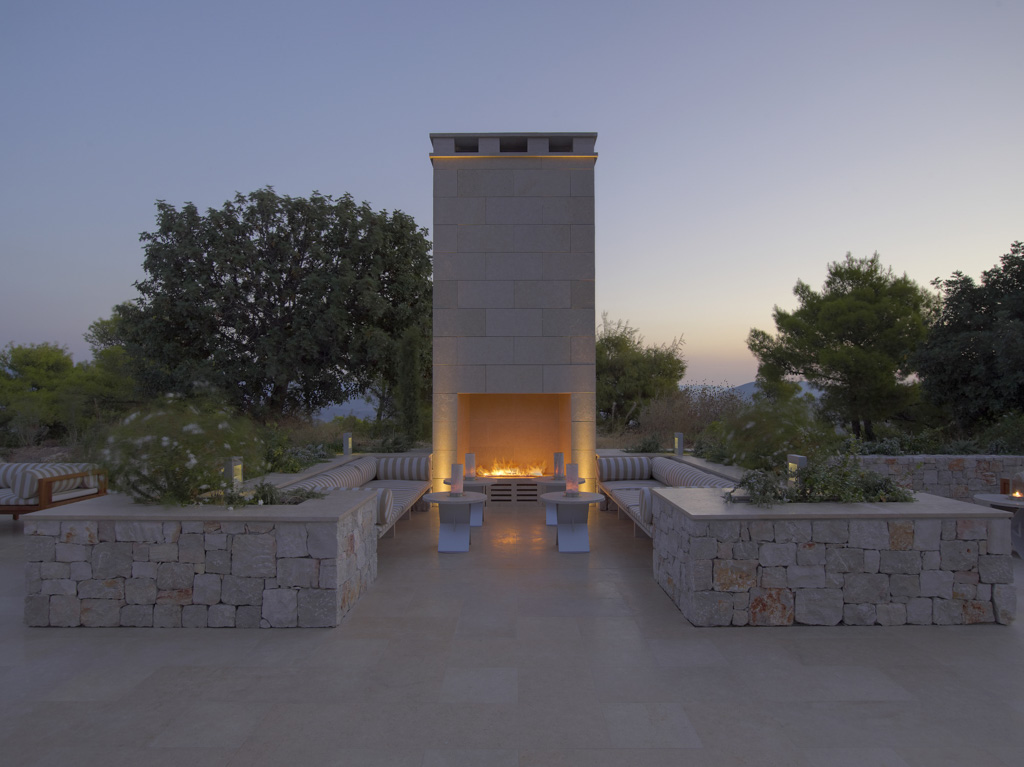 Amanzoe, Grèce - Cheminée extérieure