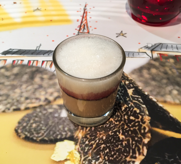 L’amuse-bouche de ce déjeuner : royal de foie gras, cappuccino de parmesan au porto.