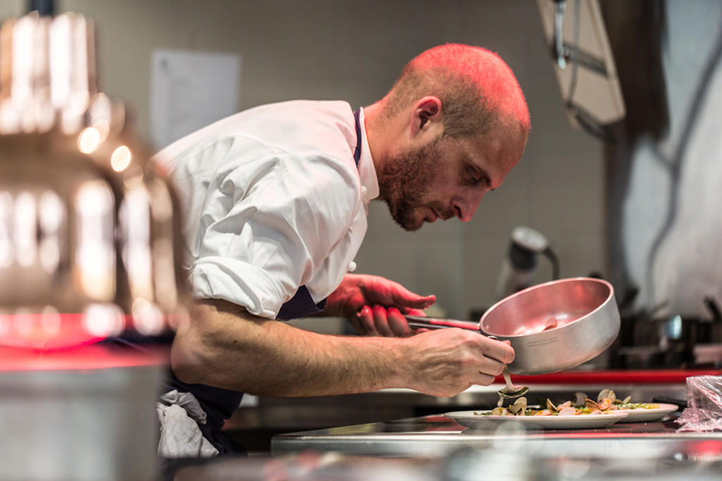 Giovanni Passerini en cuisine dans le restaurant Passerini