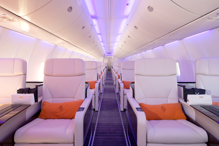Décor contemporain et finitions luxueuses à bord du jet privé de Four Seasons