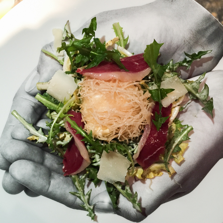 L’œuf de Poule mollet et friand, salade de pissenlit au magret de canard fumé : une entrée gourmande et superbement exécutée.