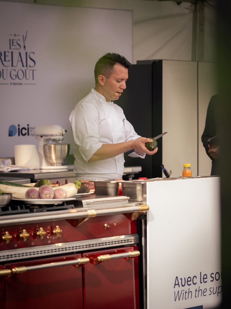 Démonstration d’un chef au festival culinaire Les Relais du Goût 2026 © DR Démonstration d’un chef au festival culinaire Les Relais du Goût 2026 © DR