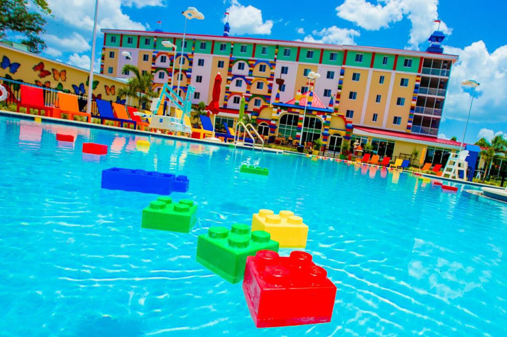 L’hôtel Lego vient d’ouvrir ses portes en Floride - La piscine de l’hôtel Lego