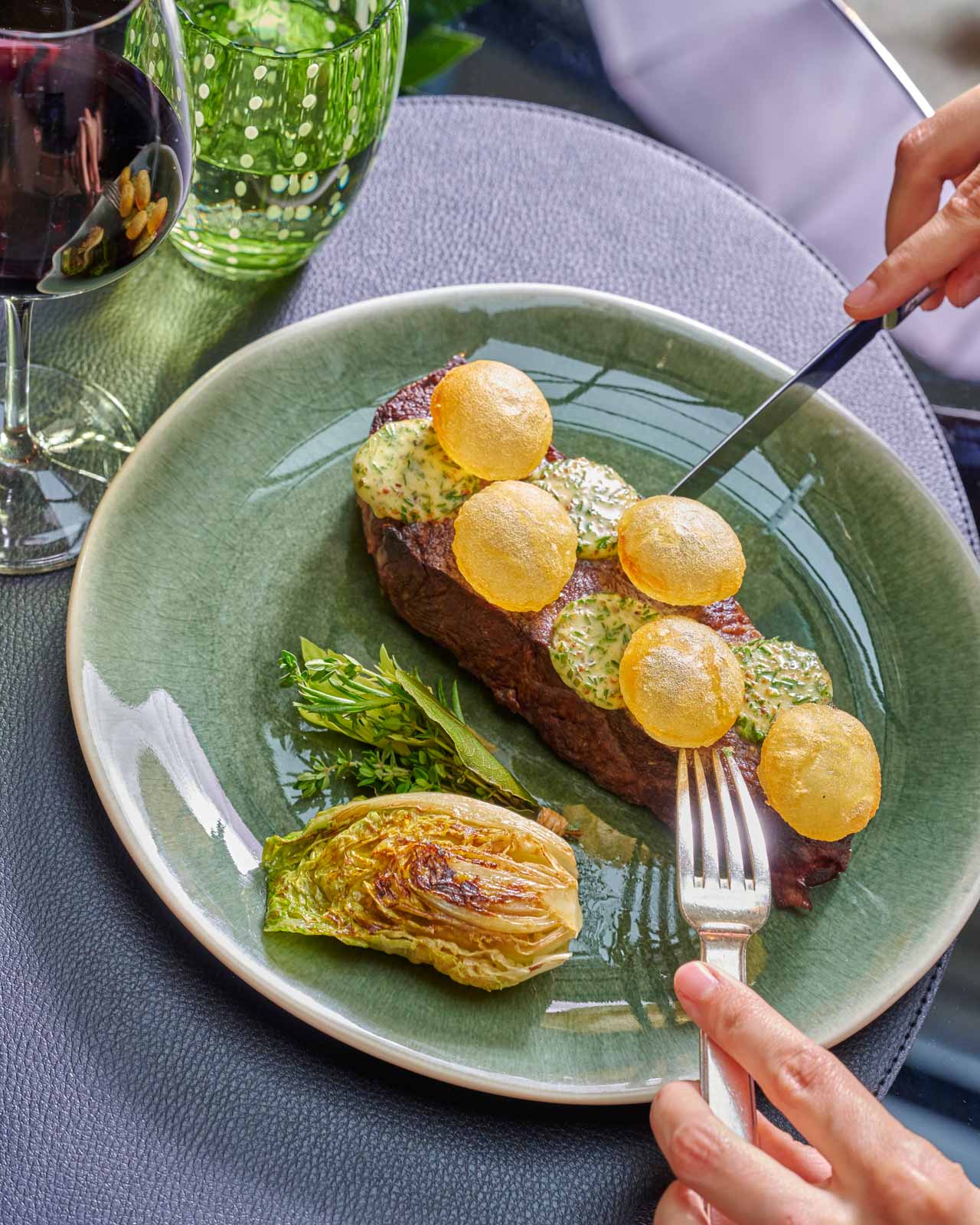 Le filet de boeuf poêlé aux 3 poivres, frites “qui croustillent” © Hyatt