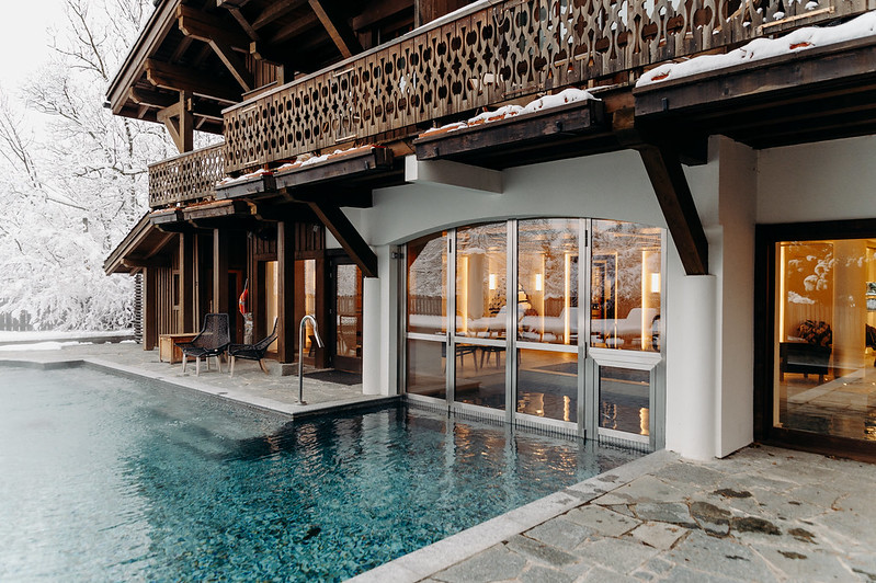 La piscine extérieure chauffée des chalets © LABON3