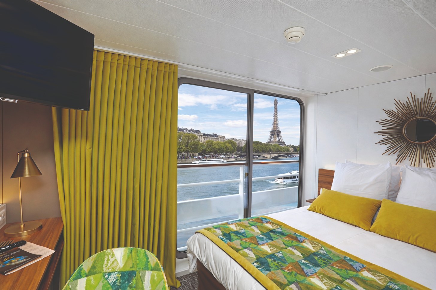 Cabine avec vue sur la Tour Eiffel à bord du MS R.E. Waydelich L.J. © Oliver Asmussen Cabine avec vue sur la Tour Eiffel à bord du MS R.E. Waydelich L.J. © Oliver Asmussen