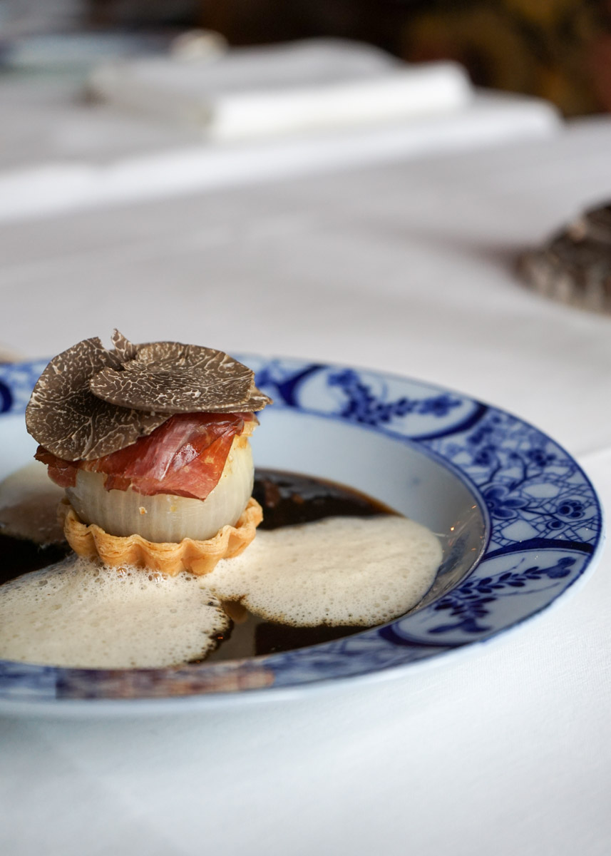 L’Oignon doux des Cévennes gratiné au Beaufort, Cecina de Leon, truffes noires © MB|YONDER.fr