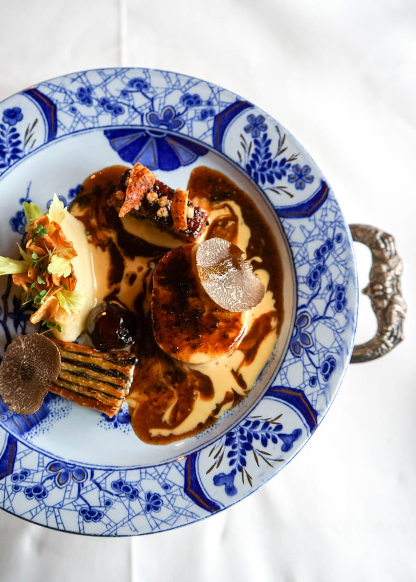 Chapon farci à la truffe, céleri, châtaignes, sauce Suprême et jus de volaille truffé © MB|YONDER.fr 