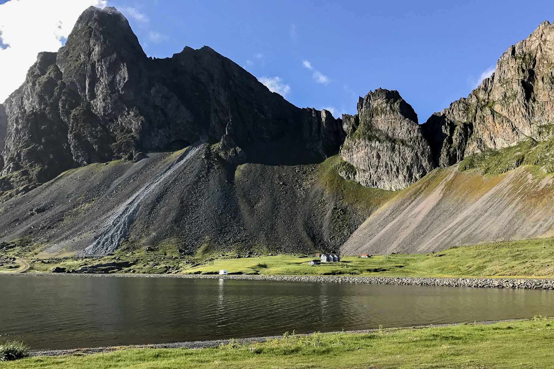 a Montagne Eystrahorn est à l’angle de la lagune de Lón © Six Senses