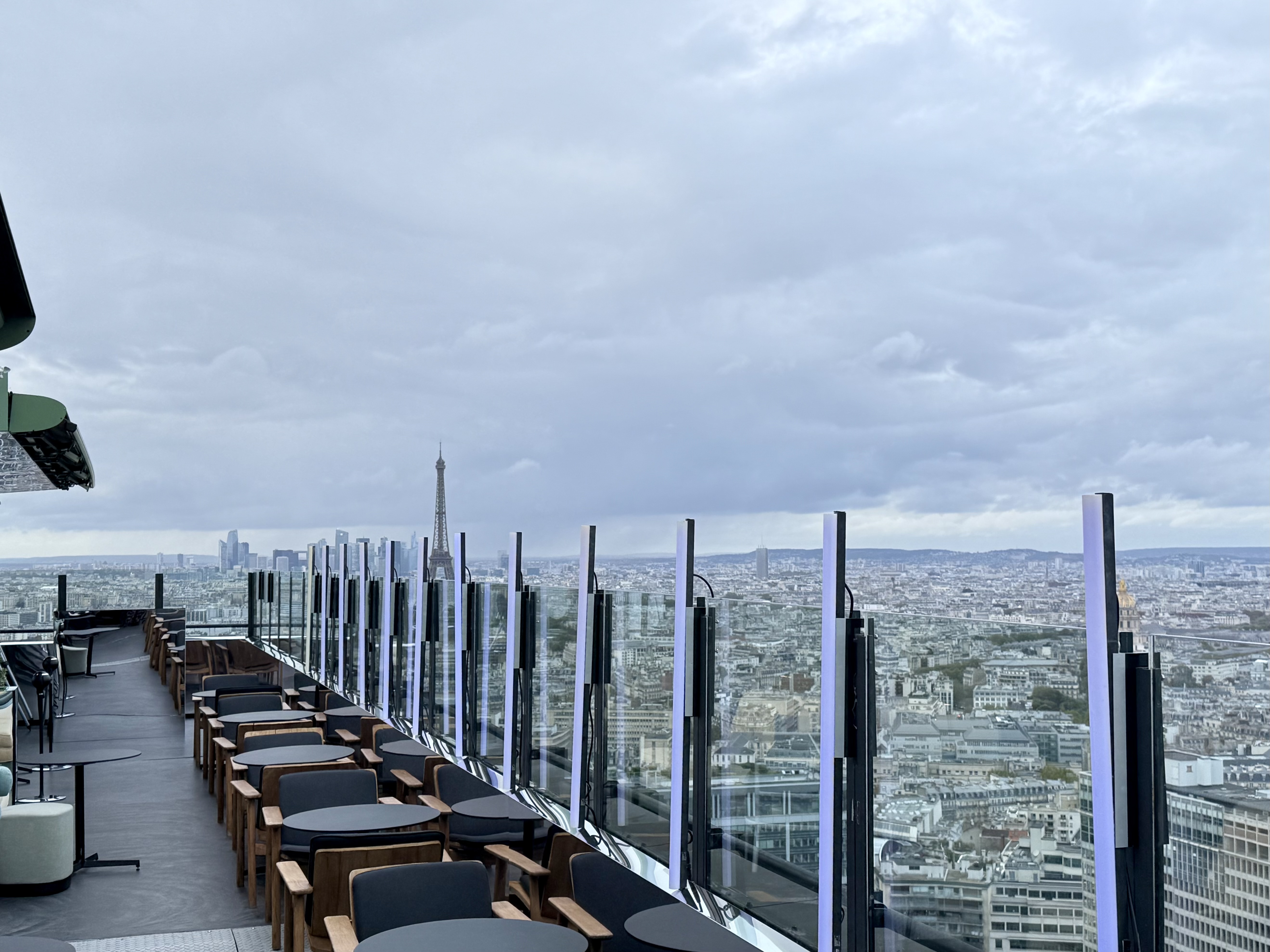La vue depuis le bar en rooftop du Pullman Montparnasse, plus haut rooftop de Paris © Emmanuel Laveran La vue depuis le bar en rooftop du Pullman Montparnasse, plus haut rooftop de Paris © Emmanuel Laveran