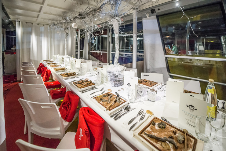Sky Diner dans le téléphérique Vanoise Express - La table dressée dans le téléphérique