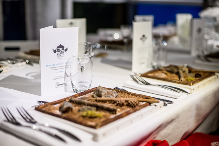 Sky Diner dans le téléphérique Vanoise Express - La table dressée dans le téléphérique