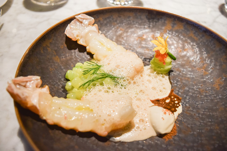 Première entrée et première réussite: les belles langoustines à peine saisies, concombre de jardin, crème crue et sarrasin toasté 