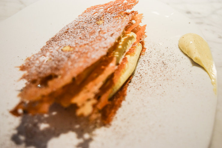 Création du pâtissier Yann Couvreur, la vanille en « cinq feuilles » est l’un des desserts signatures du restaurant.