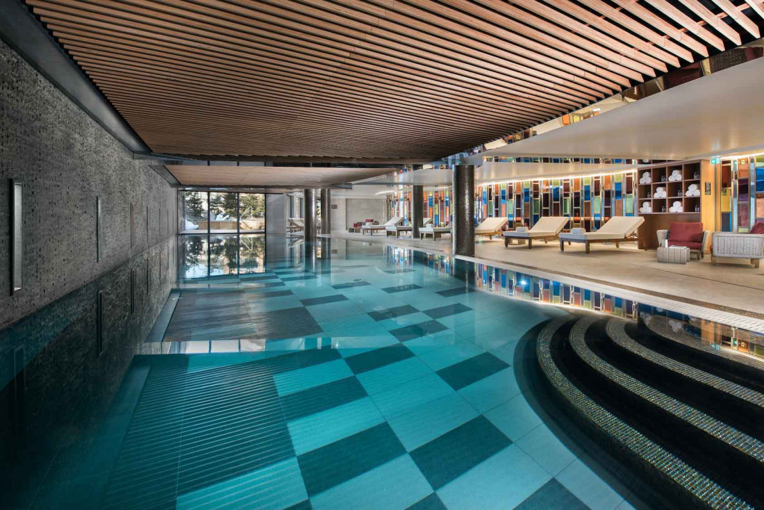 La piscine du spa de l’hôtel à Courchevel Barrière les Neiges © Marc Berenguer