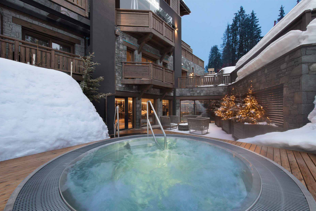 Le jacuzzi de l’hôtel à Courchevel Barrière les Neiges © Marc Berenguer