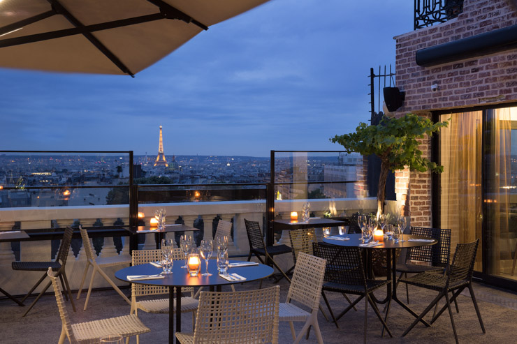 Terrass" Hotel- vue entre chiens et loups sur la terrasse