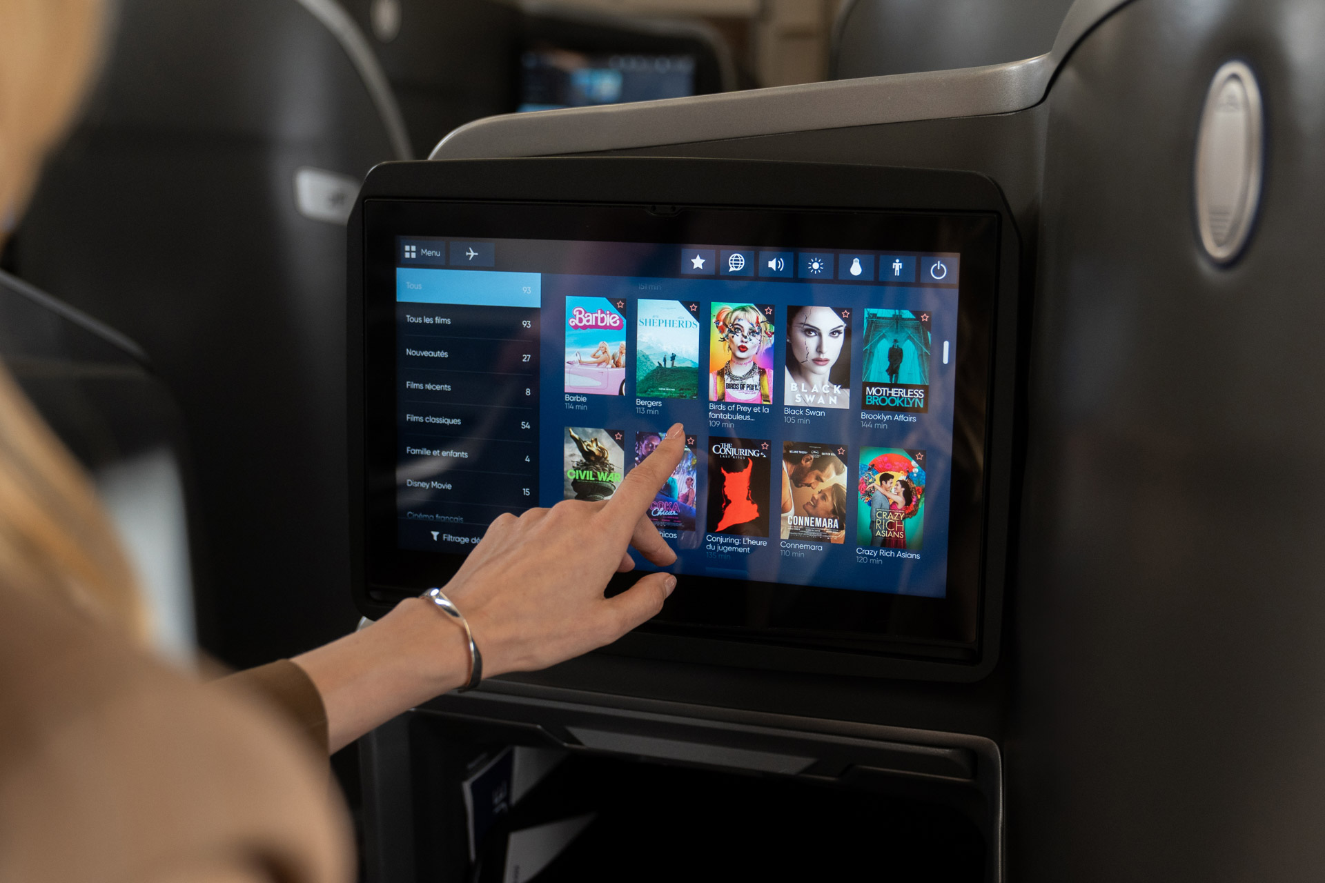 Dans la cabine Business, les passagers ont déjà pris leurs quartiers. Pour la plupart, des touristes - ils étaient 1,44 million à visiter Maurice en 2025, dont près de 338 000 Français - auxquels se mêlent quelques voyageurs d’affaires. Rappelons-le : l’île est aussi une importante place financière régionale. Les vingt sièges de la cabine Business sont répartis selon une configuration 1-2-1 : un fauteuil côté hublot, deux au centre, puis un autre côté hublot. L’avantage : chaque passager bénéficie d’un accès direct au couloir, sans avoir à déranger son voisin. Bien vu pour les couples (et ils sont nombreux à s’envoler pour Maurice) : les honeymoon seats, dont la cloison de séparation peut être abaissée pour voyager côte à côte. Divertissement, Wi-Fi et couchage : les équipements pendant le vol Prenons nos aises (après tout, nous sommes en Business). Le siège incliné, les chaussons enfilés, il ne reste plus qu’à choisir sur l’écran tactile de quoi occuper les prochaines heures. Au programme : plus de 110 fil Dans la cabine Business, les passagers ont déjà pris leurs quartiers. Pour la plupart, des touristes - ils étaient 1,44 million à visiter Maurice en 2025, dont près de 338 000 Français - auxquels se mêlent quelques voyageurs d’affaires. Rappelons-le : l’île est aussi une importante place financière régionale. Les vingt sièges de la cabine Business sont répartis selon une configuration 1-2-1 : un fauteuil côté hublot, deux au centre, puis un autre côté hublot. L’avantage : chaque passager bénéficie d’un acc