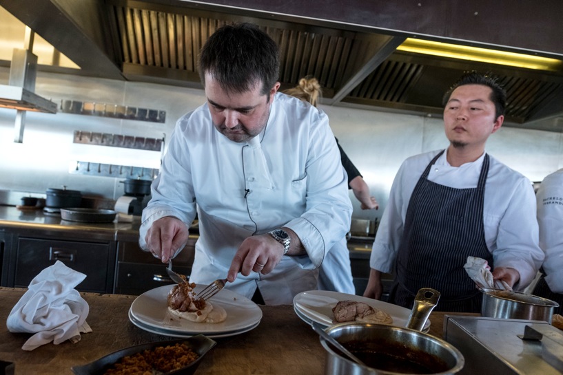 Jean-François Piège en cuisine à la Terrasse Rouge (Château La Dominique) © Balint Pörneczi