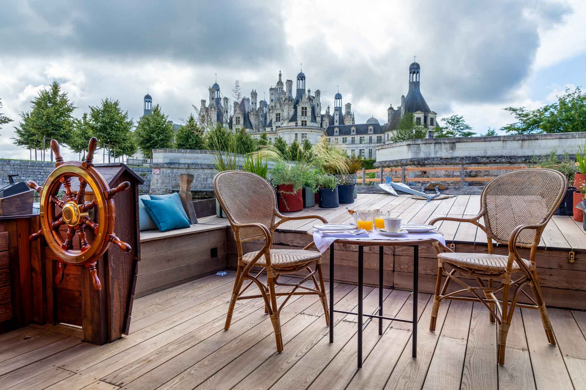 Toue cabane Relais de Chambord - terrasse © DR