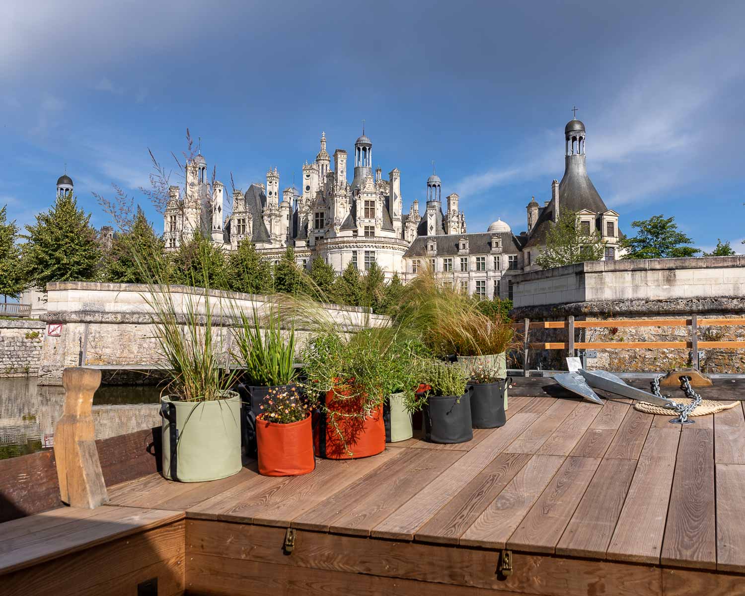 Toue cabanée Relais de Chambord - terrasse soleil couchant © DR