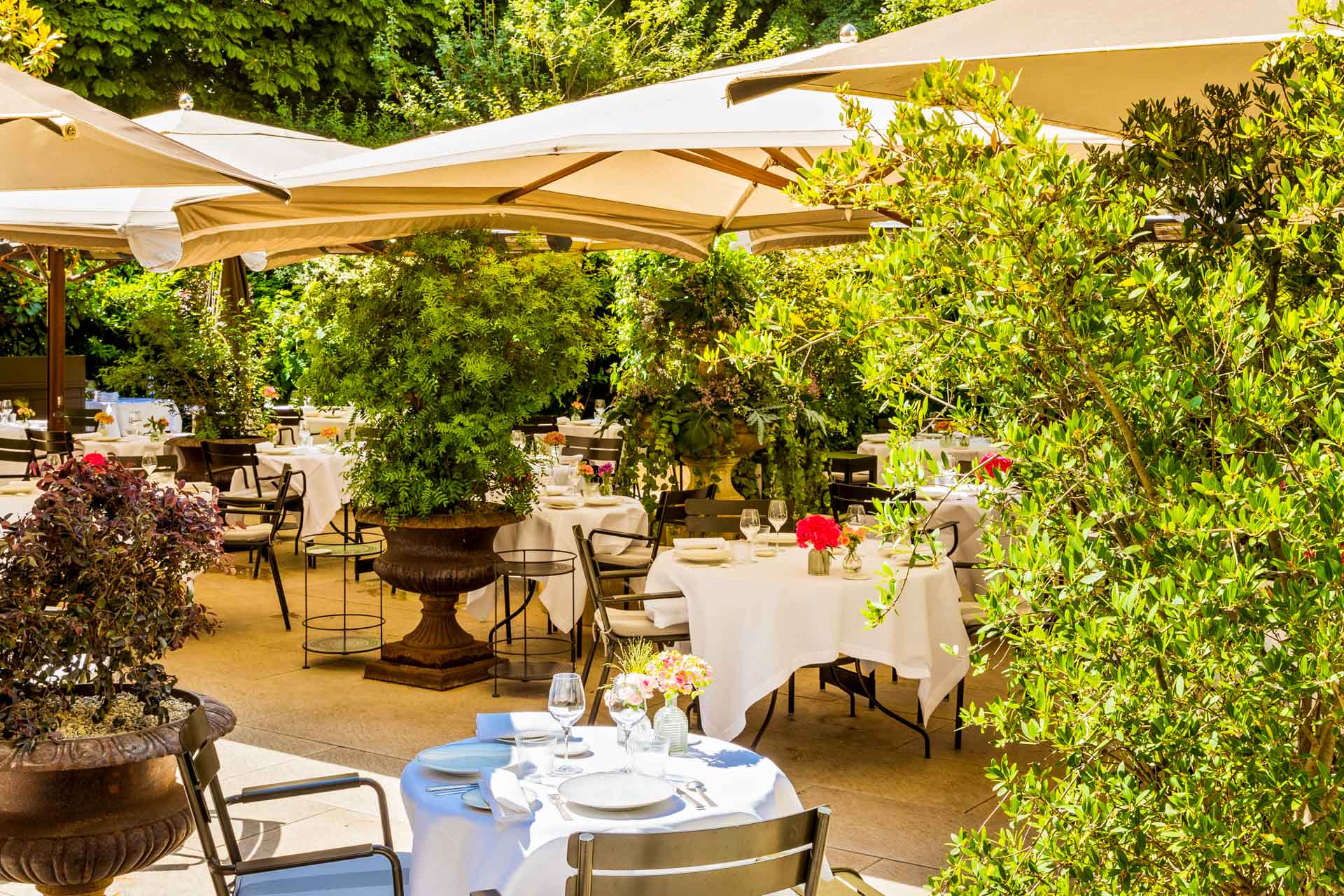 Le restaurant gastronomique Apicius, une terrasse estivale en plein Paris.