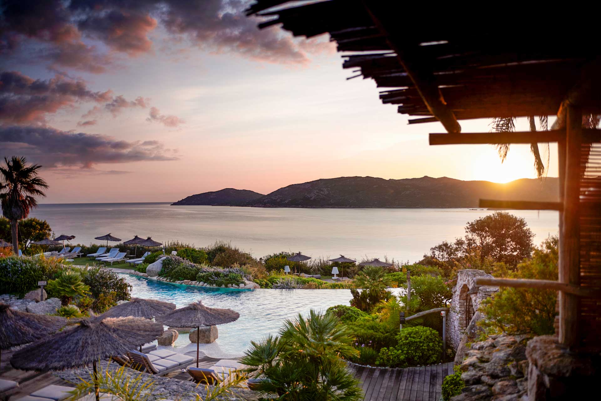 https://www.yonder.fr/sites/default/files/destinations/Coucher%20du%20soleil%20et%20vue%20panoramique%20vue%20mer%20Ho%CC%82tel%20de%20luxe%20U%20Capu%20Biancu%20en%20Corse%20du%20Sud%20Bonifacio%20%C2%A9IanAbela.jpg