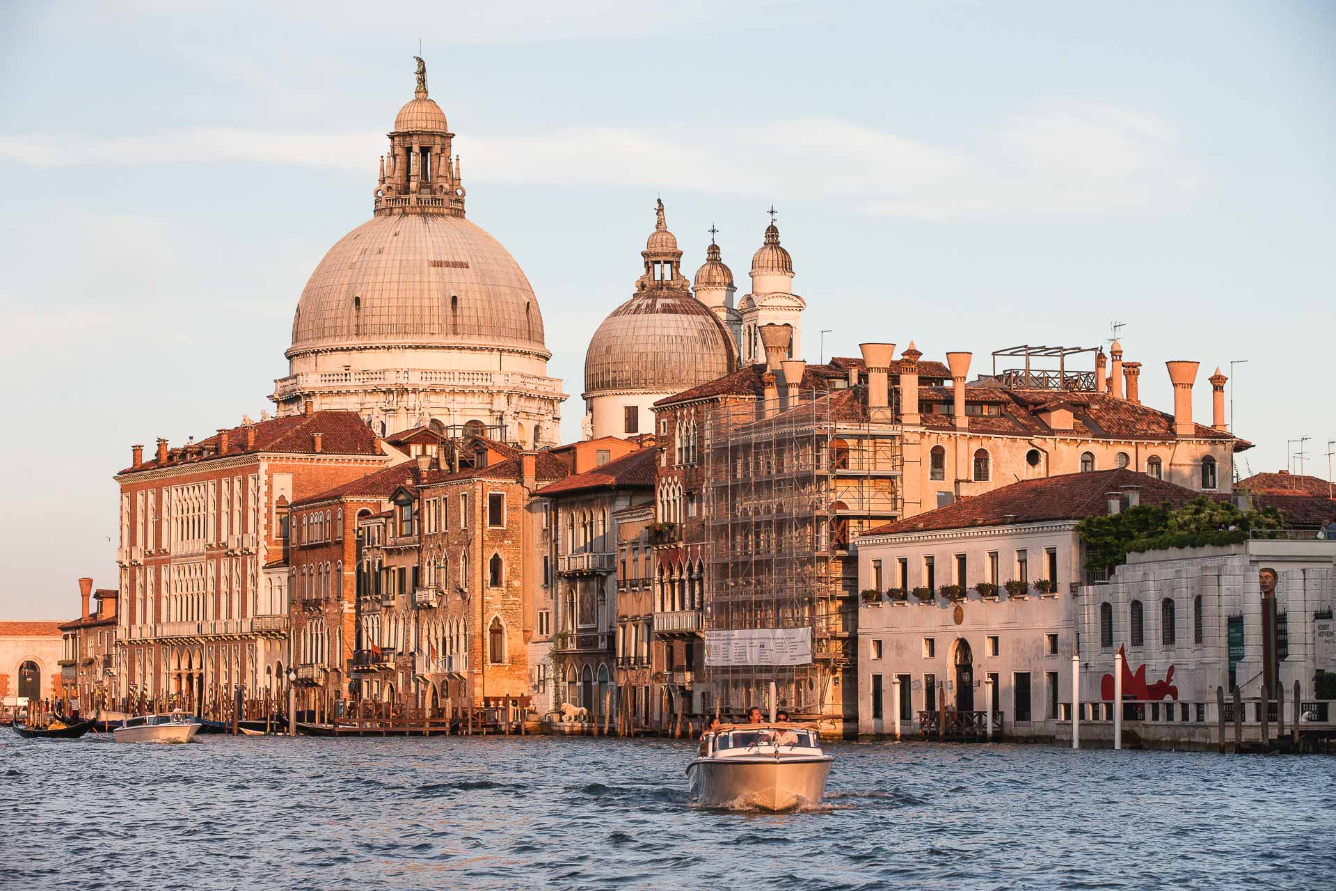 Vue sur le Grand Canal et la basilique Santa Maria della Salute à son extrémité © Aman Vue sur le Grand Canal et la basilique Santa Maria della Salute à son extrémité © Aman