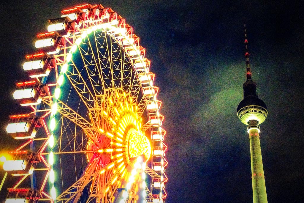 Vue de Berlin la nuit - © CC Fraser Mummery Vue de Berlin la nuit - © CC Fraser Mummery