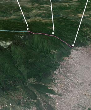 Les télécabines comprennent deux tronçons différents (en magenta et en bleu) et un télèsiège (vert) permet d’arriver à 2100m. © Google Earth