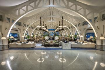 Le Clifford Pier, restaurant au luxe intemporel, impressionnant par ses volumes (17 mètres de largeur) | © The Fullerton Bay Hotel