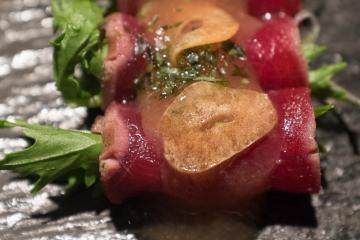 Tataki au thon avec feuilles de mizuna et chips à l’ail.