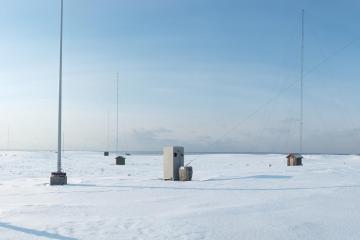 Les environs de l'ancienne station radio. Les différents mâts et antennes ne sont plus utilisés depuis qu’un câble sous-marin a pris le relais.