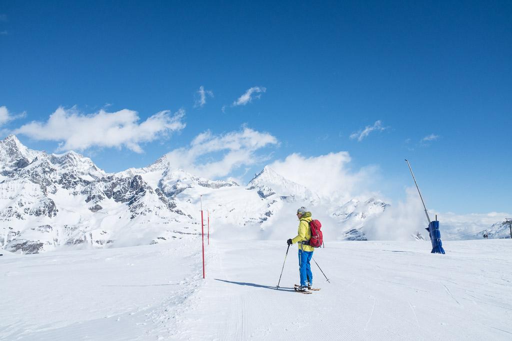 Le début de la randonnée longe les pistes de ski.  © Yonder.fr