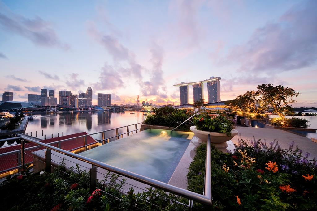 Deux jacuzzis sont à disposition des hôtes sur le toit-terrasse du Fullerton Bay| © The Fullerton Bay Hotel