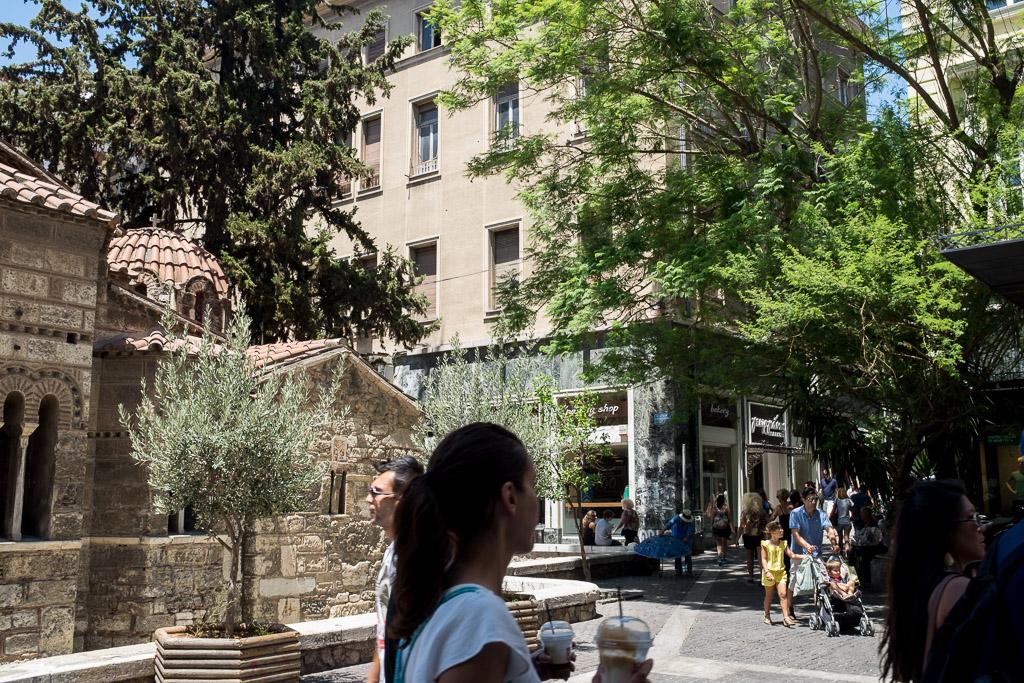 Au milieu de la rue commerçante d’Ermou surgit de manière inattendue la petite église orthodoxe de Panaghia Kapnikarea (11ème siècle).  