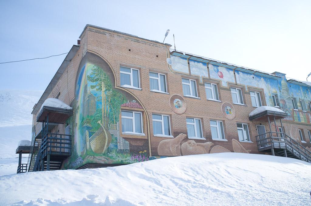 Un bâtiment dans la ville minière russe de Barentsburg.