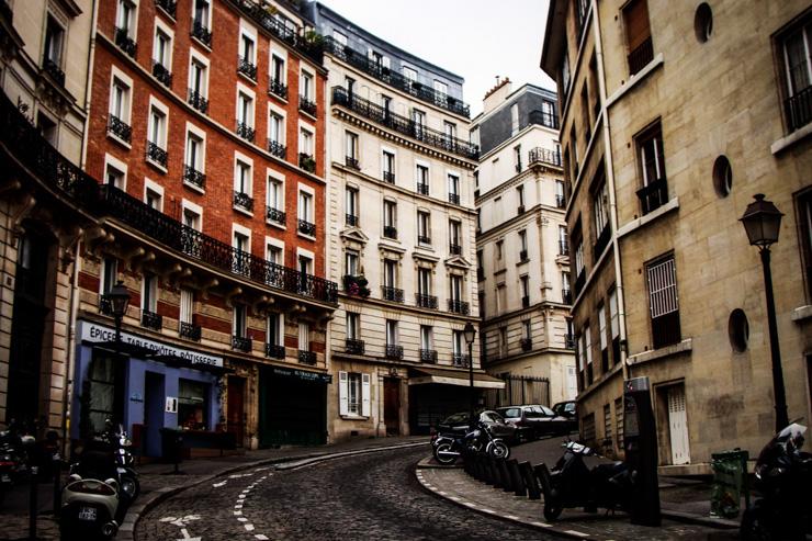 La rue Lepic sur la Butte Montmartre dans le 18ème arrondissement