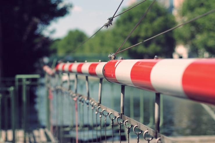 Barrière déployée sur le Canal Saint-Martin lors du passage d'une péniche