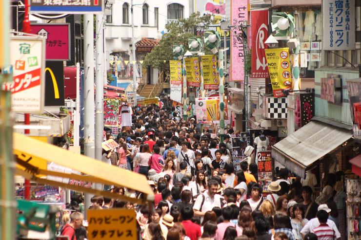 Takeshita-dōri, la rue emblématique d'Harajuku, noire de monde
