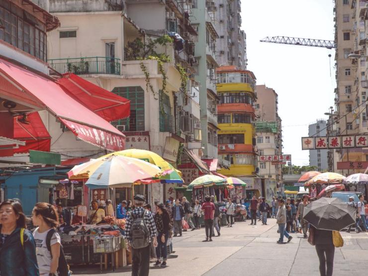 La rue de Pei Ho bordée de magasins et de stands