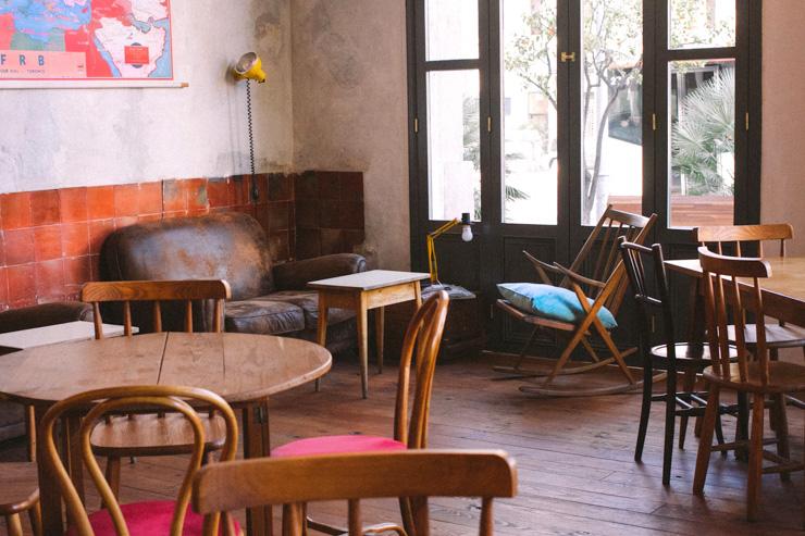 Granja Petitbo - Le café s'ouvre sur l'extérieur grâce à ses grandes fenêtres