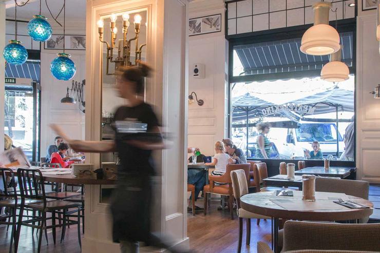 Meatpacking Bistro - De grandes fenêtres laissent entrer la lumière