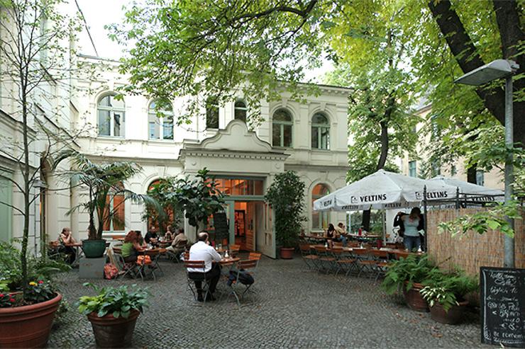 L'agréable terrasse ombragée du Café Rix à Neukölln
