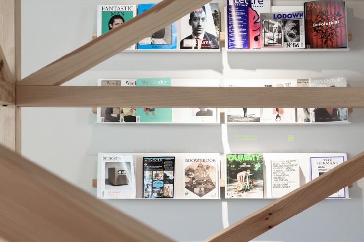 Westberlin coffeebar & mediashop - De nombreux magazines sont à disposition des clients