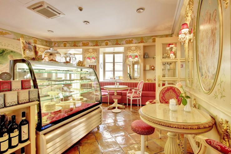 La vitrine de pâtisseries du Barocco Veneziano Café