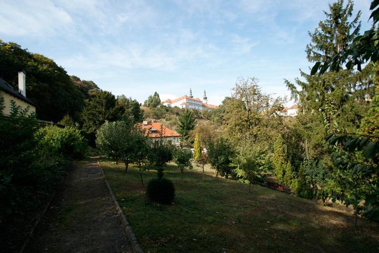 Le jardin du Garden Café Taussig et le monastère de Strahov en toile de fond